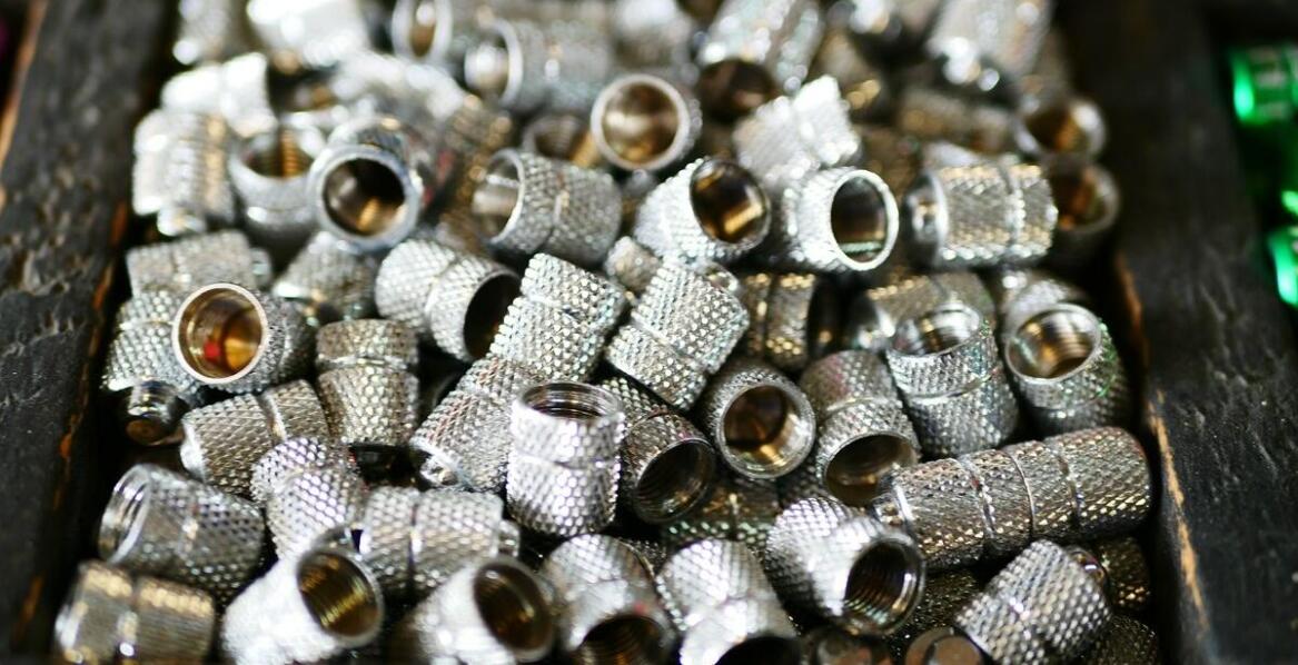 Jak łącznik miniaturowy wpływa na wydajność lamp sygnalizacyjnych?