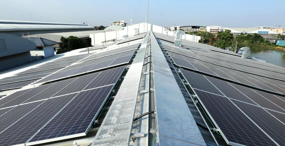 Jaki balast do paneli fotowoltaicznych zapewnia najlepszą ochronę przed wiatrem?