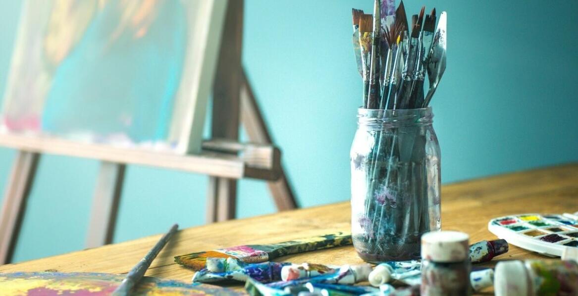 Farby bezbarwne: jakie mają zastosowanie w przemyśle i rzemiośle?