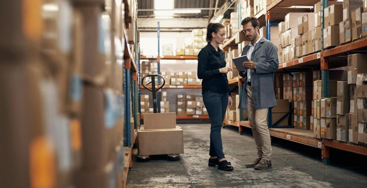 Zastosowanie biurka magazynowego w procesie inwentaryzacji – ułatwienia i korzyści