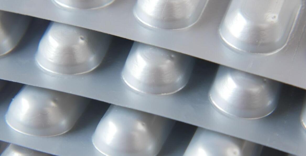 Etykiety foliowe termotransferowe w przemyśle chemicznym: specyfika i wymagania