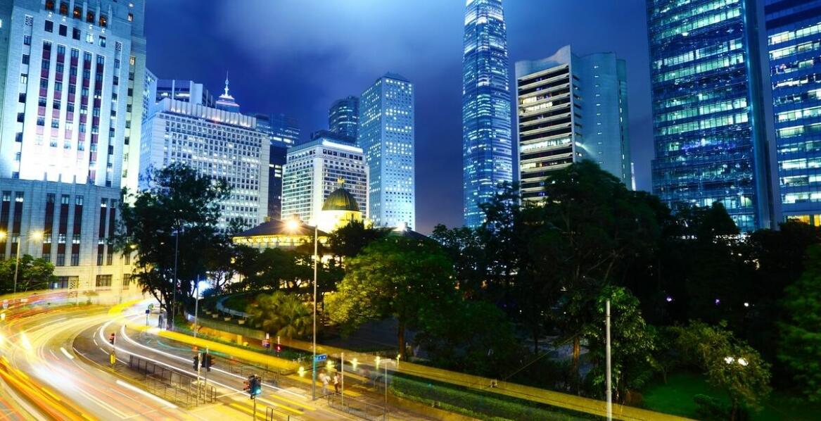 Przykłady zastosowania lamp drogowych LED solarnych w projektach miejskich