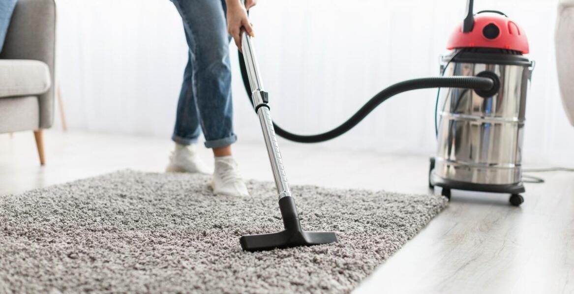 Jakie są najczęstsze błędy przy czyszczeniu dywanów na sucho i jak ich unikać?