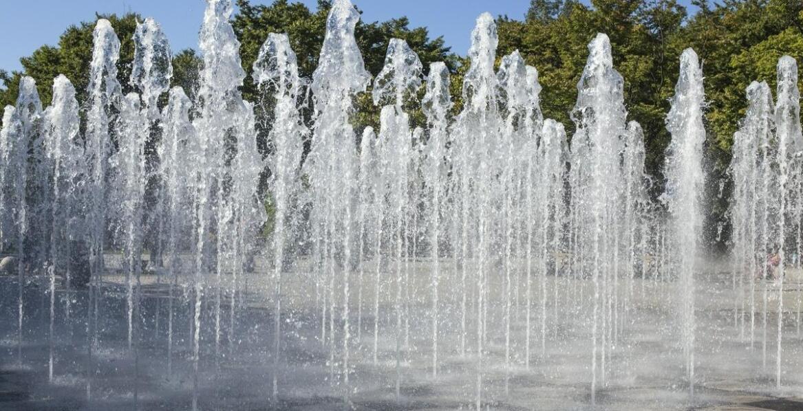 W jaki sposób pokazy w multimedialnym parku fontann łączą sztukę z technologią?