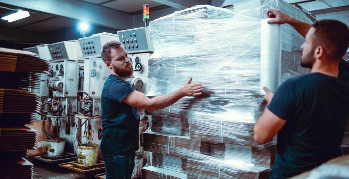 Jak dobór odpowiedniego systemu paletyzacji wpływa na wydajność produkcji?