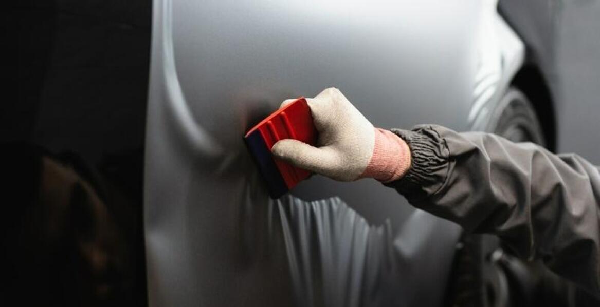 Różnorodność folii samochodowych: co znajdziesz w ofercie hurtowni?