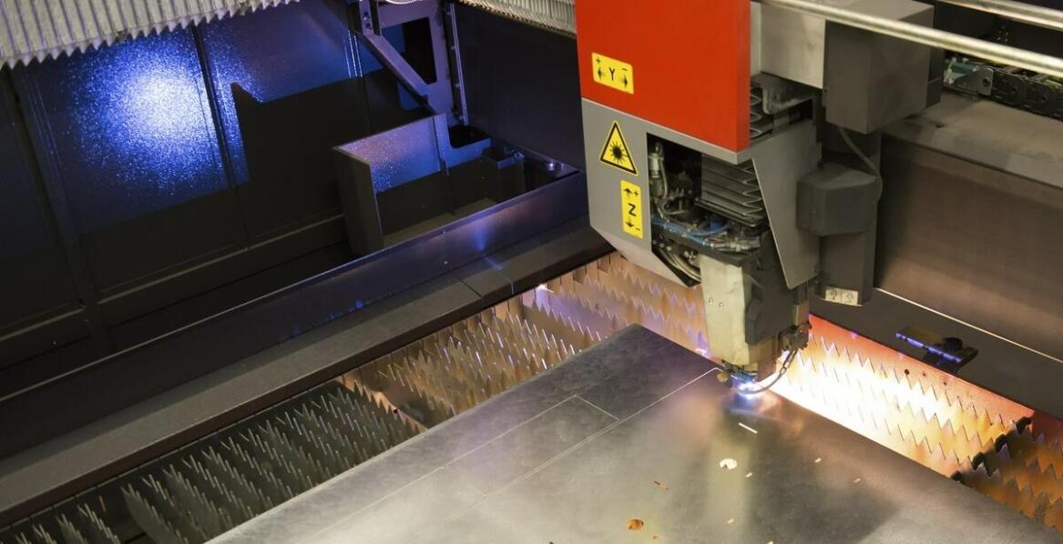 Jak znakowarka laserowa UV wpływa na procesy produkcyjne?