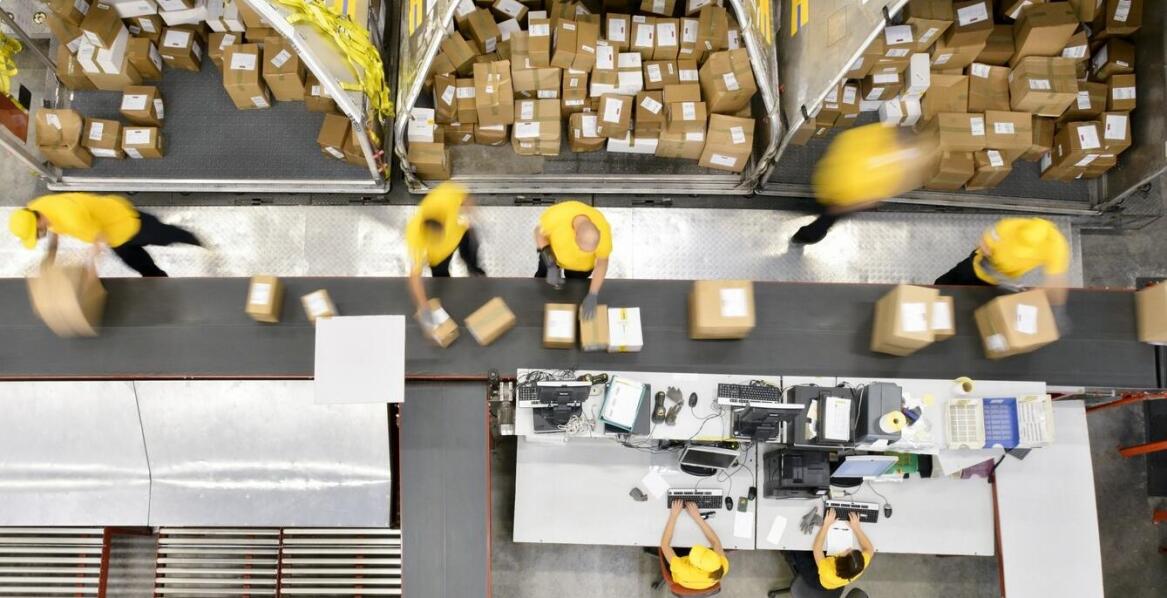 Jak foliopaki do wysyłki wspierają procesy logistyczne w firmach kurierskich?