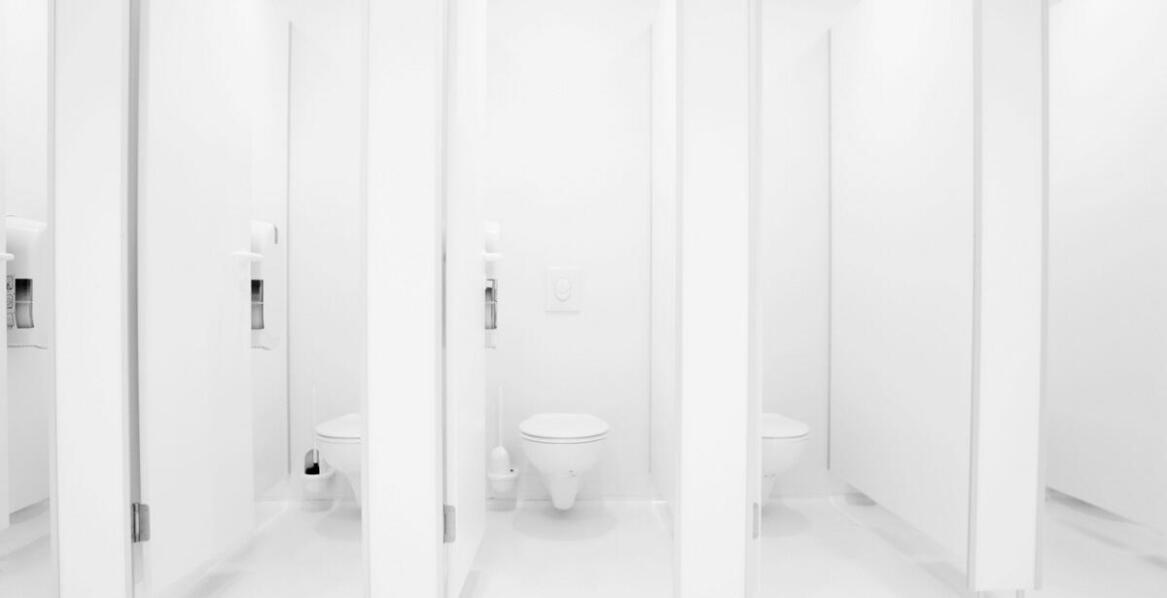 Jak często należy przeprowadzać dezynfekcję sanitariatów w miejscach publicznych?