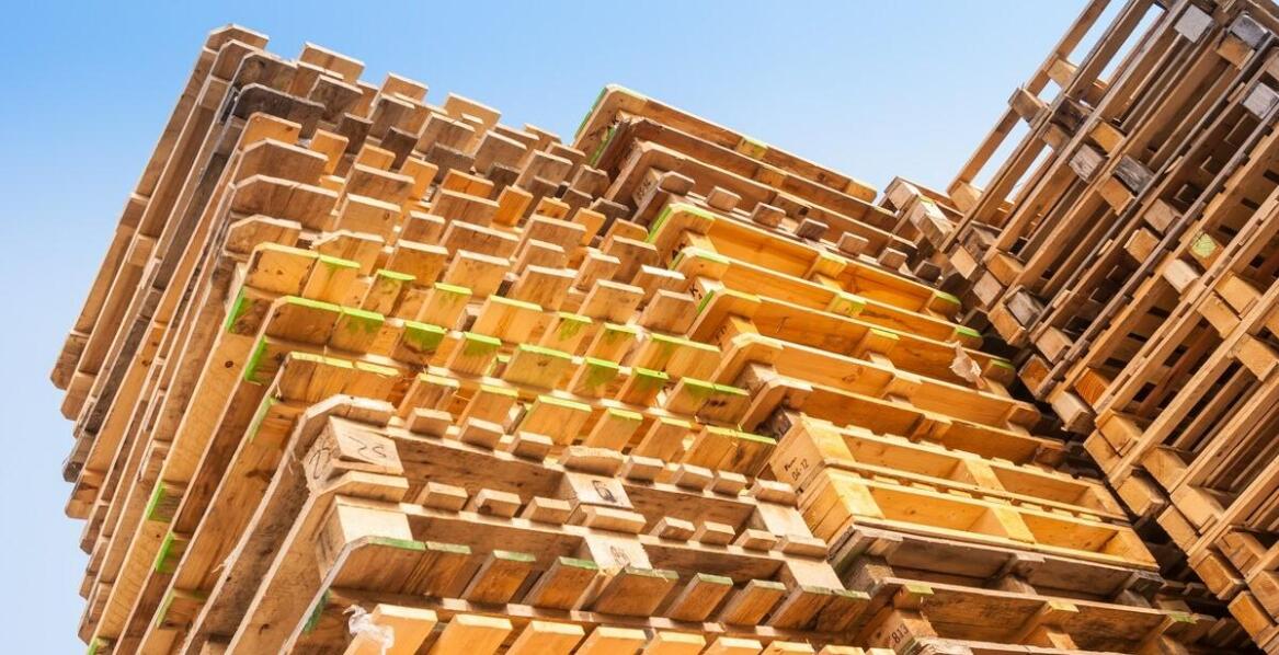 Paleta ze sklejki w branży budowlanej: zastosowania i korzyści