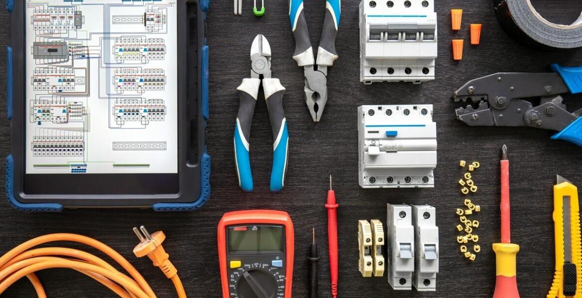 Jakie są korzyści z zastosowania zaawansowanych wskaźników w urządzeniach elektrotechnicznych?