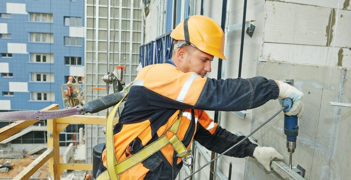 Wiercenie w betonie jako element audytów środowiskowych – dlaczego jest ważne?