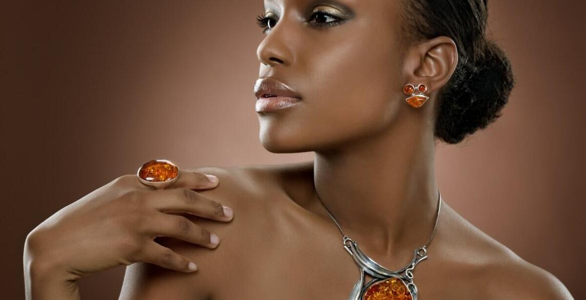 Jakie korzyści niesie ze sobą noszenie biżuterii z bursztynu?