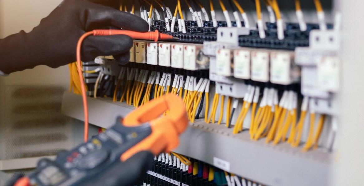 Innowacyjne technologie w przemysłowych instalacjach elektrycznych - co oferuje rynek?