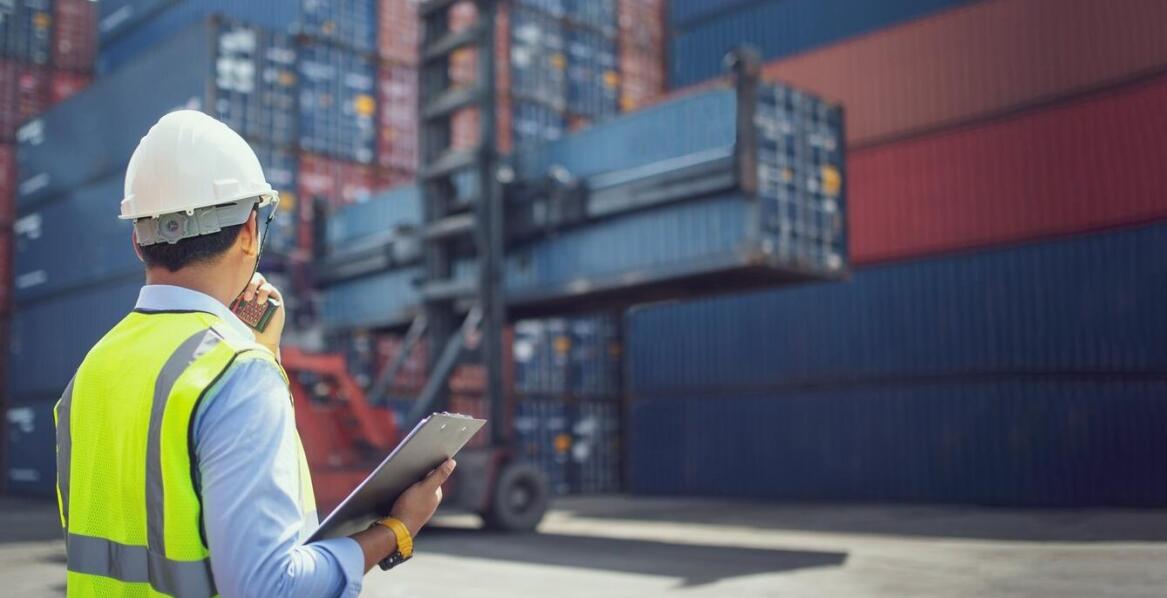 Odprawa celna paczek lotniczych: jak współpraca z doradcą celnym ułatwia proces?