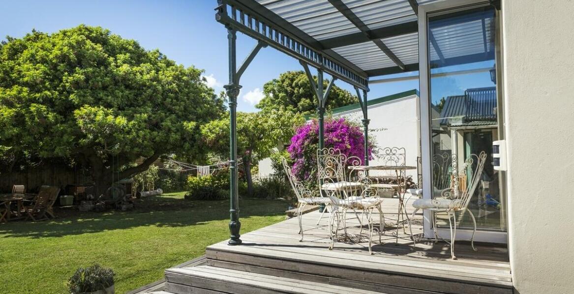 Jakie są główne zalety dachu z poliwęglanu litego w porównaniu do tradycyjnych materiałów?