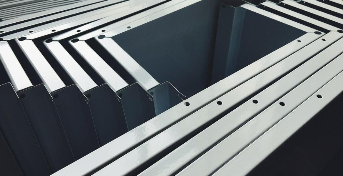 Jakie są różnice między korytkami samonośnymi a tradycyjnymi?