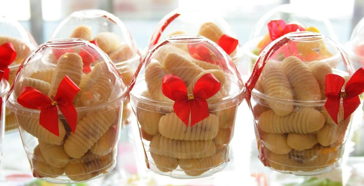 Ręcznie zawijane krówki – dlaczego warto je wybrać jako słodki upominek dla klientów?