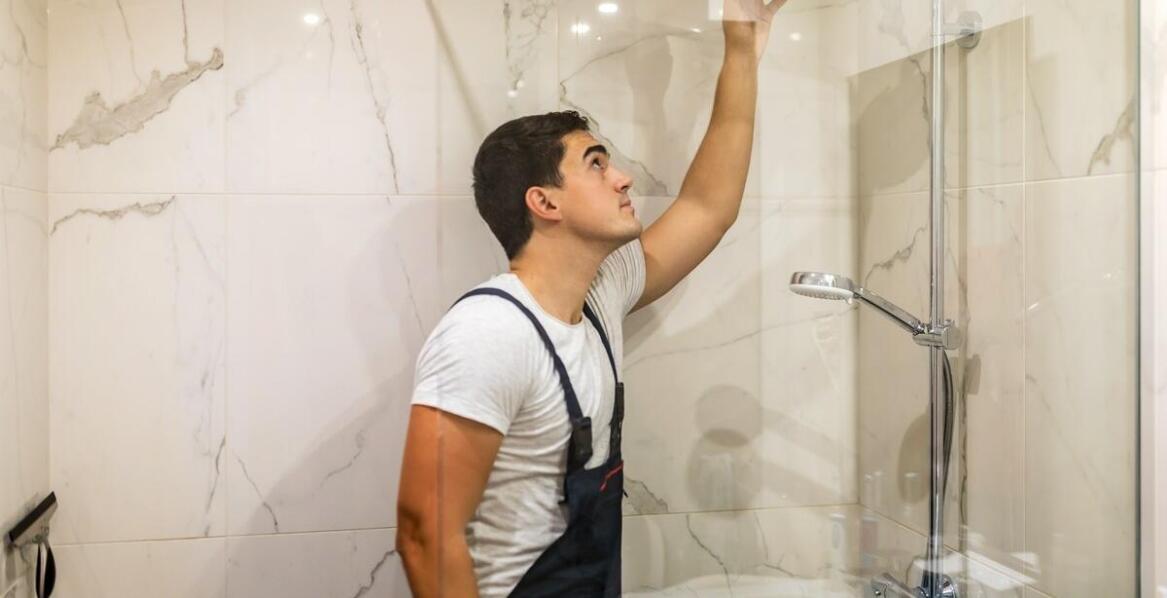 Jak dbać o higienę w łazienkach biurowych? Rola profesjonalnego sprzątania