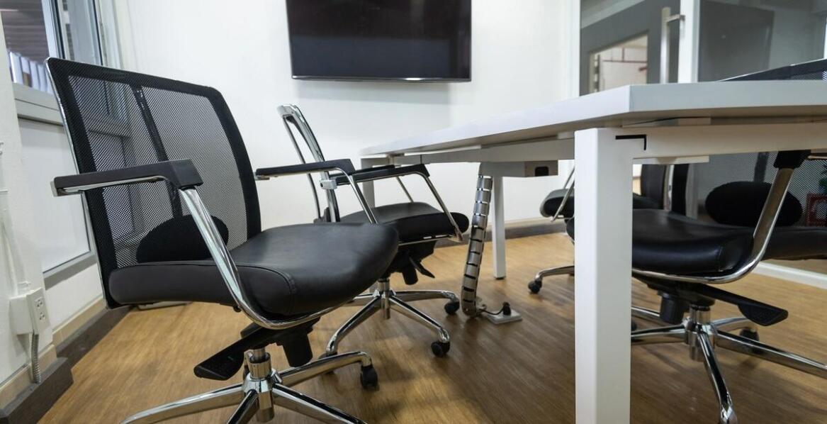 Fotele biurowe obrotowe a wydajność pracy: jak wpływają na Twoje osiągi?