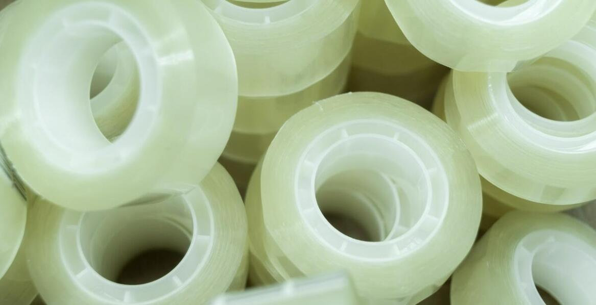 Jakie są zalety stosowania folii transparentnej w produkcji etykiet transportowych?