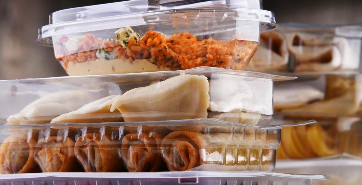 Jakie korzyści płyną z wyboru opakowań z tworzyw sztucznych dla przemysłu spożywczego?