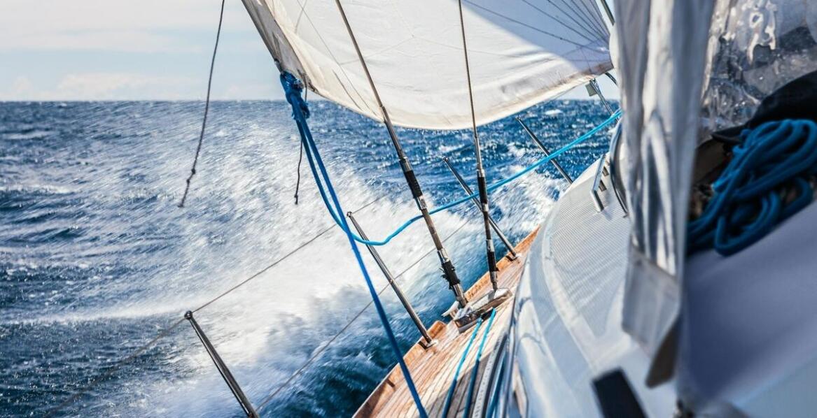 Bezpieczeństwo na wodzie: jak przygotować się do rejsu motorówką w Mikołajkach?