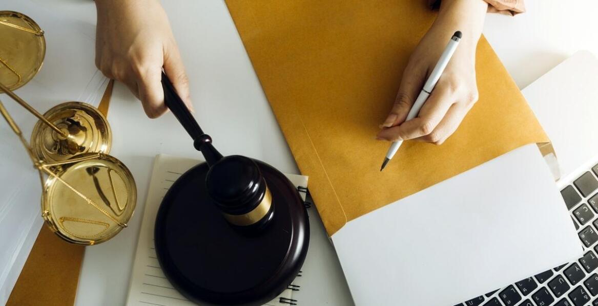 Tłumaczenia przysięgłe a prawo – co warto wiedzieć przed zleceniem usługi?