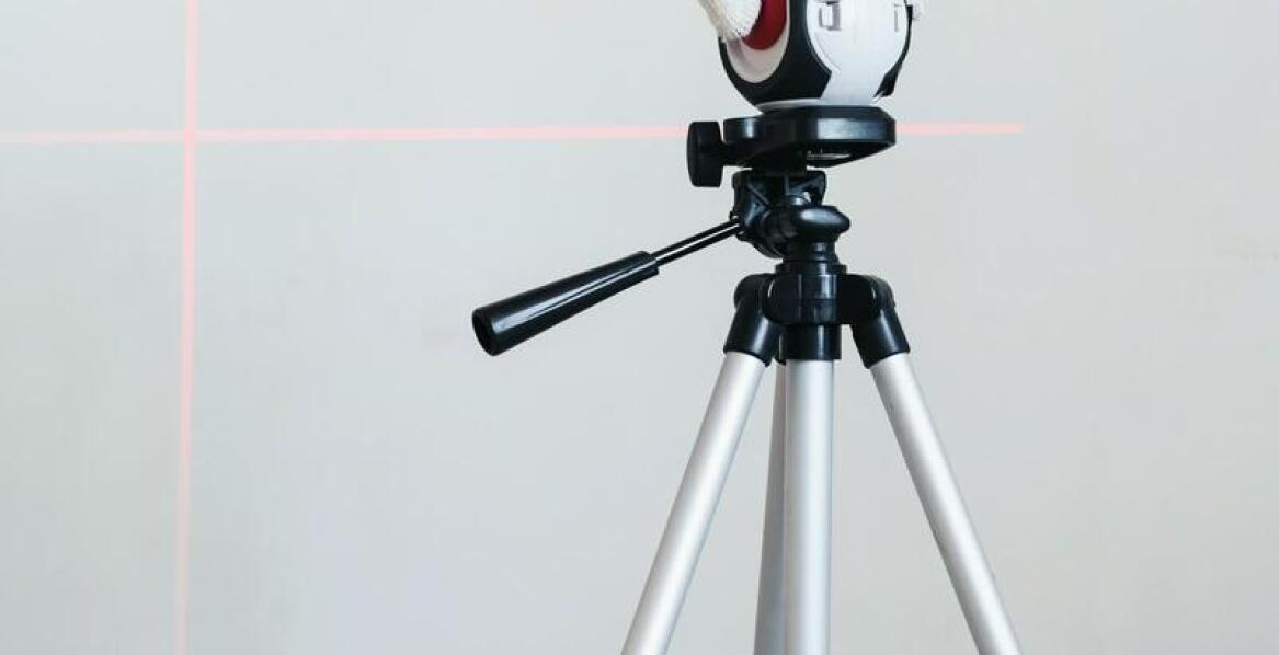 Znaczenie regularnych pomiarów natężenia oświetlenia w kontekście BHP