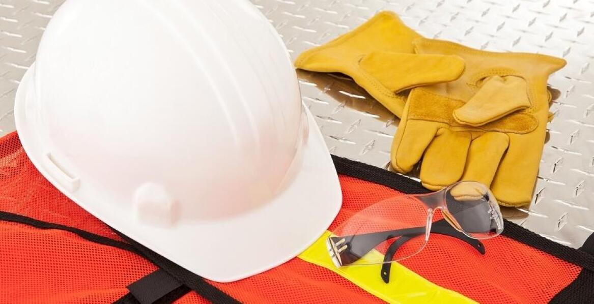 Jakie są normy i przepisy dotyczące odzieży BHP w różnych branżach?