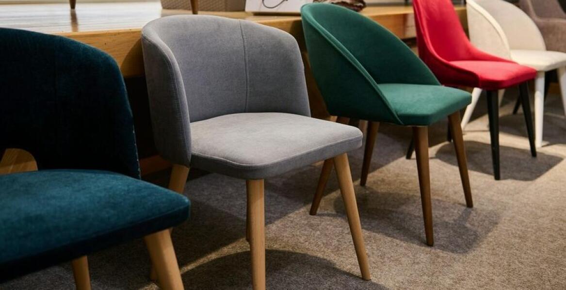 Krzesła tapicerowane z funkcją obrotu: kiedy warto się na nie zdecydować?