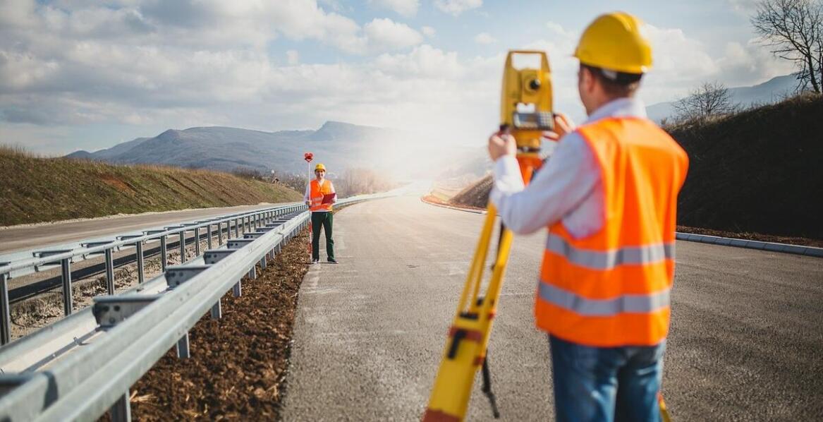 Jakie technologie stosują geodeci w pomiarach sytuacyjno-wysokościowych?