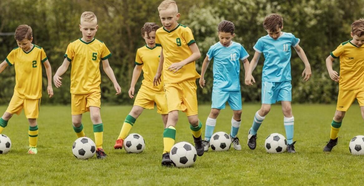 Jakie są najważniejsze zasady bezpieczeństwa podczas obozów piłkarskich?