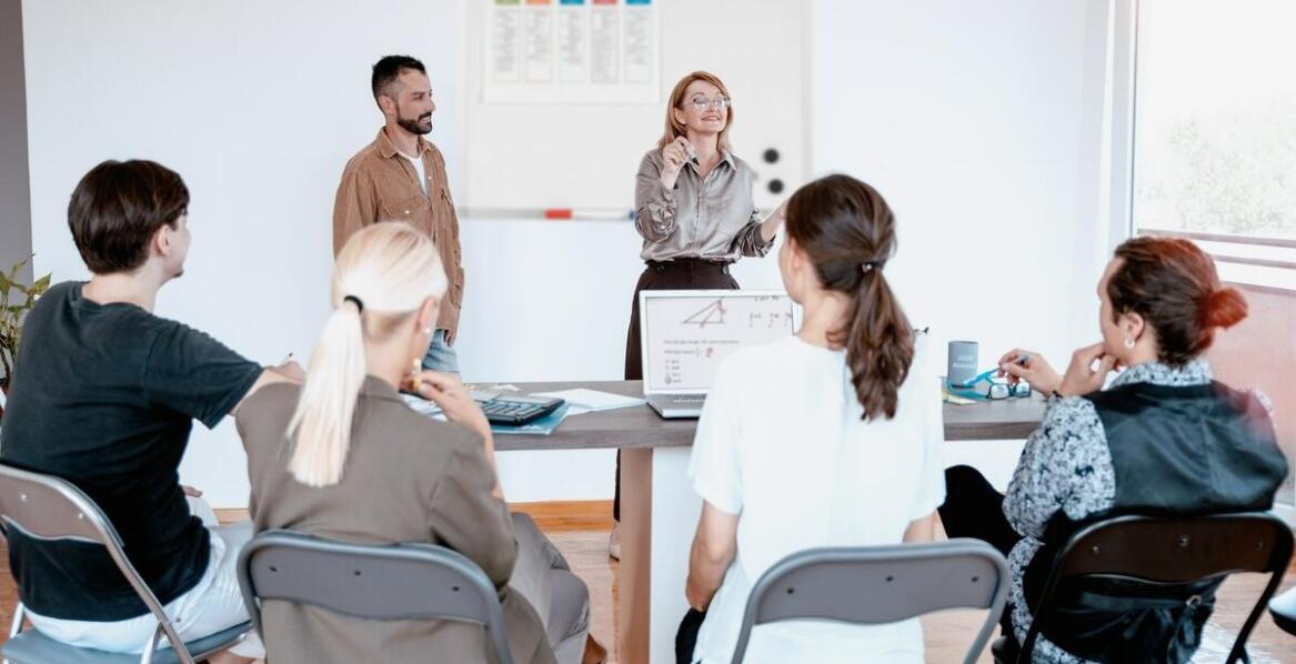 Rola social proof w procesie pozyskiwania nowych klientów przez telefon
