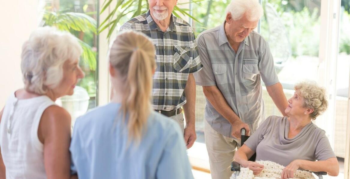 Wsparcie dla seniorów z różnymi schorzeniami w domu opieki - jakie usługi są dostępne?