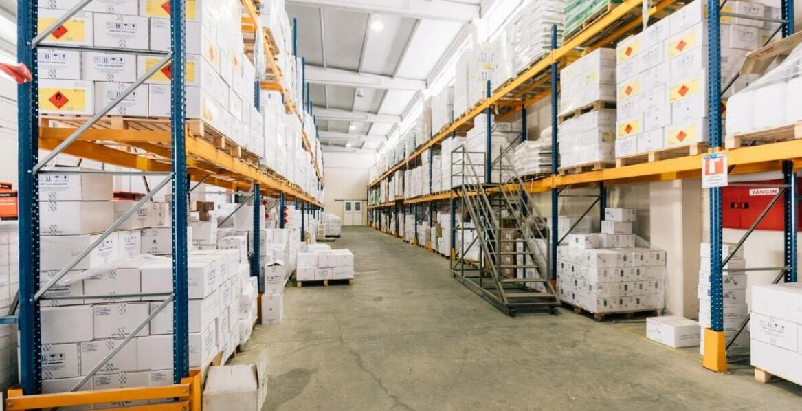 Jakie są korzyści z posiadania własnego zaplecza magazynowego przy budowie stoisk?