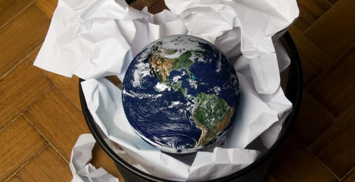 Jak oddawanie makulatury wpływa na środowisko i Twoje finanse?