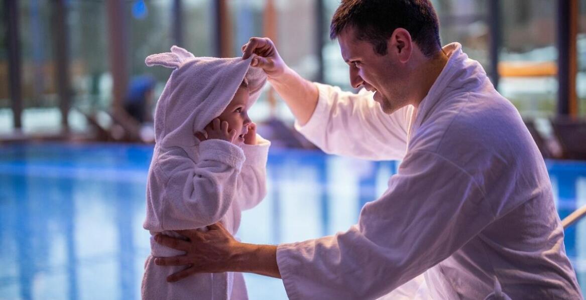 Szlafroki reklamowe – jak skutecznie promować swój hotel dzięki personalizacji?