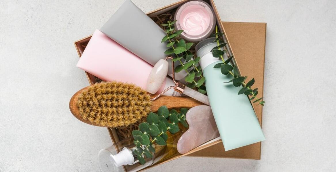 Kraft boxy w branży kosmetycznej – trendy i innowacje