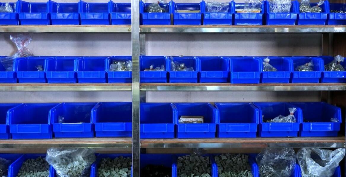 Nowoczesne regały jako sposób na efektywne przechowywanie narzędzi budowlanych