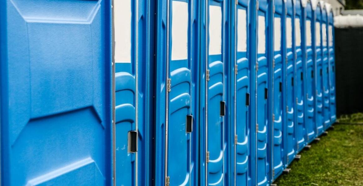 Toalety przenośne na imprezach plenerowych: co warto wiedzieć?