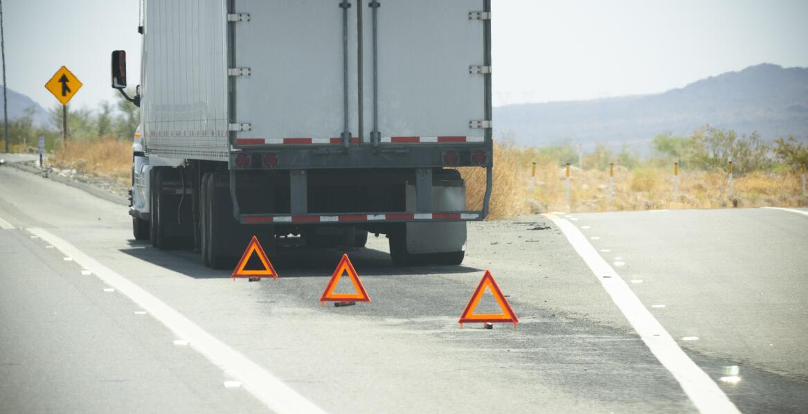 Jak oznaczyć samochód unieruchomiony na drodze?