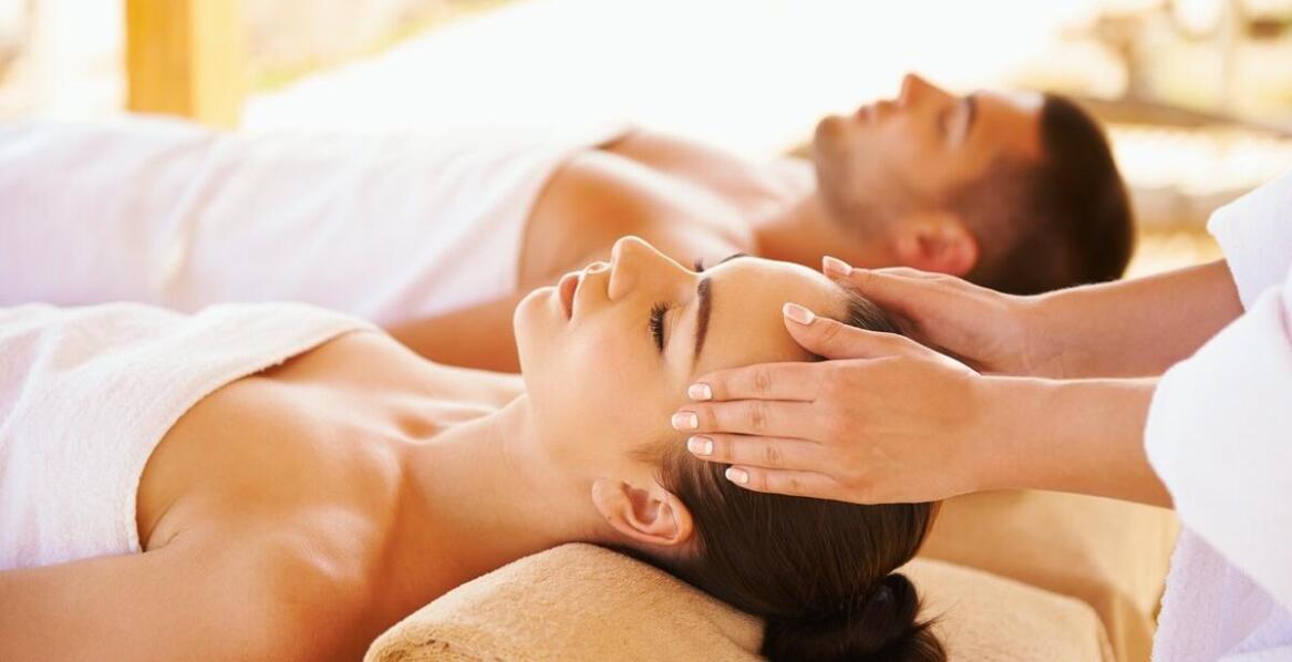 Dlaczego masaż dla dwojga to idealny sposób na romantyczny wieczór?