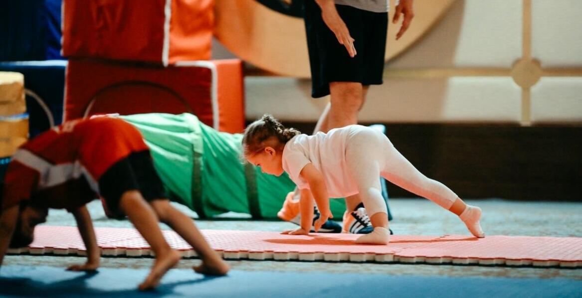 Dlaczego warto łączyć różne techniki rozciągania w treningu gimnastycznym?