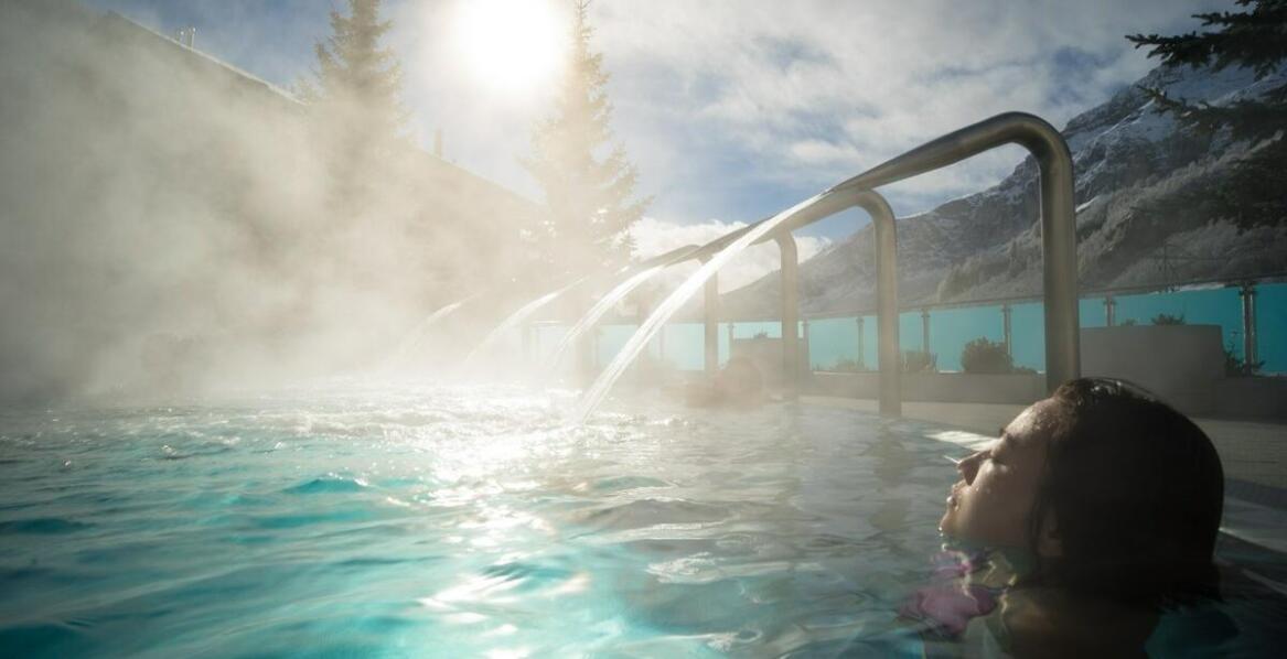 Dlaczego warto odwiedzić termy cieplickie podczas pobytu w hotelu?
