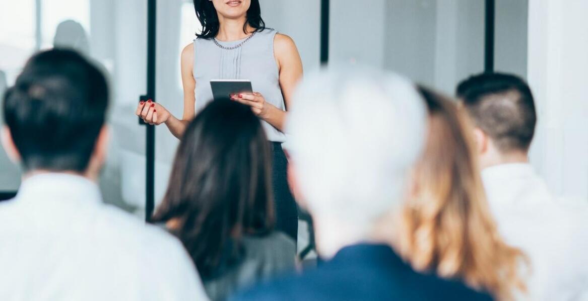 Tłumaczenia konsekutywne a różnice kulturowe – jak je uwzględnić?