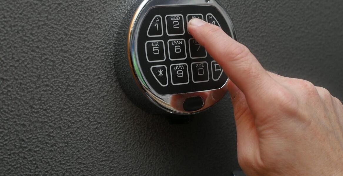 Wzmocnione szafy na broń: dlaczego są niezbędne dla bezpieczeństwa?