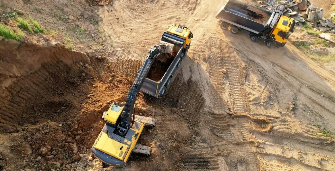 Jak mini koparki kołowe ułatwiają prace ziemne w budownictwie?