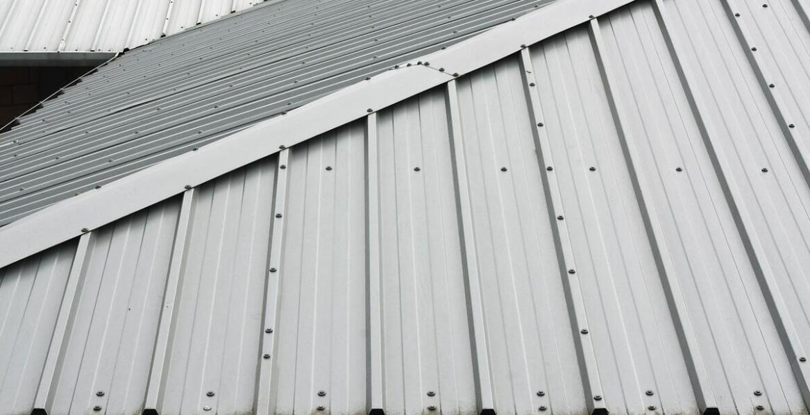 Jak dbać o estetykę i funkcjonalność wykończenia komina z blachy?