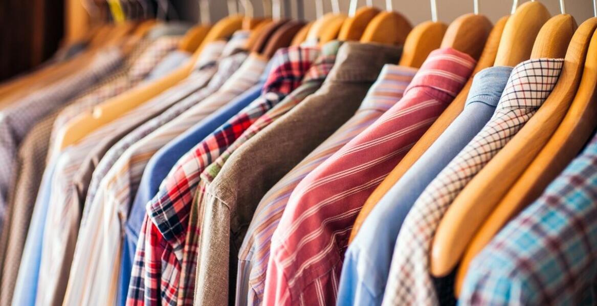 Jakie kolory koszulek z nadrukiem na zamówienie są najmodniejsze w tym sezonie?